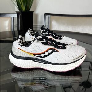 Saucony Triumph 19 Reverie/ White Women's Running Shoes Sz 9.5